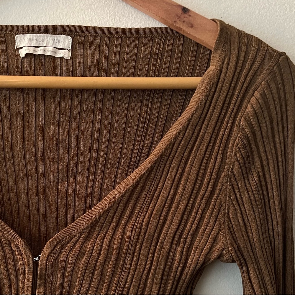 URBAN OUTFITTERS v-neck longsleeve